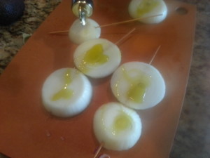 Brush sliced onions with olive oil and salt and pepper and place on wooden skewers soaked in water a few minutes. 